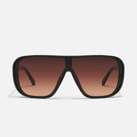 Quay center stage Black Sunglasses - Picture 2 of 5